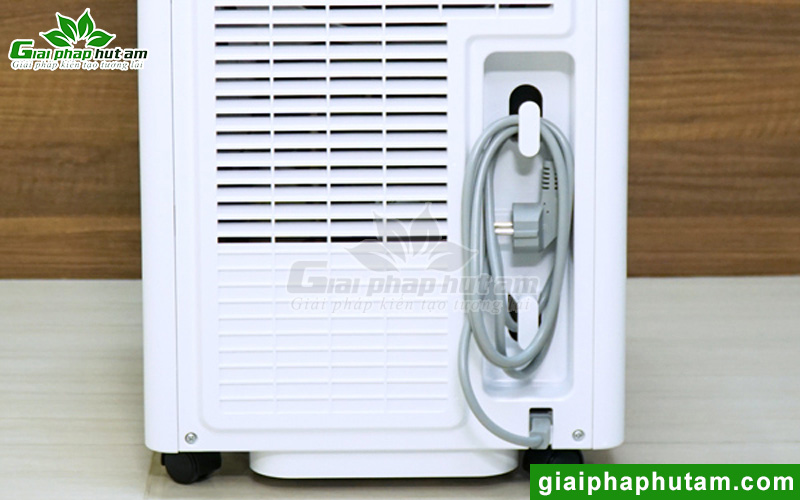 Lưới lọc của FujiE HM-630EN lớn và có móc quấn dây nguồn gọn gàng