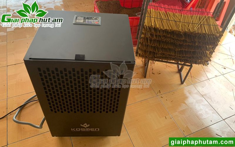 Lắp máy hút ẩm để sấy nhang của Hoàng Quân